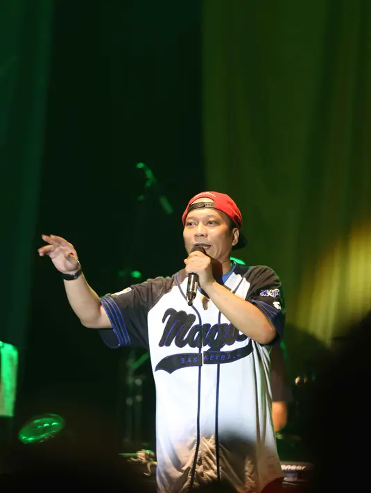 Penyanyi rap Iwa K menjadi salah satu penampil di gelaran musik 90’s Festival. Dirinya sukses mengembalikan ingatan penonton akan kejayaan musik Indonesia di tahun 90-an. (Nurwahyunan/Bintang.com)