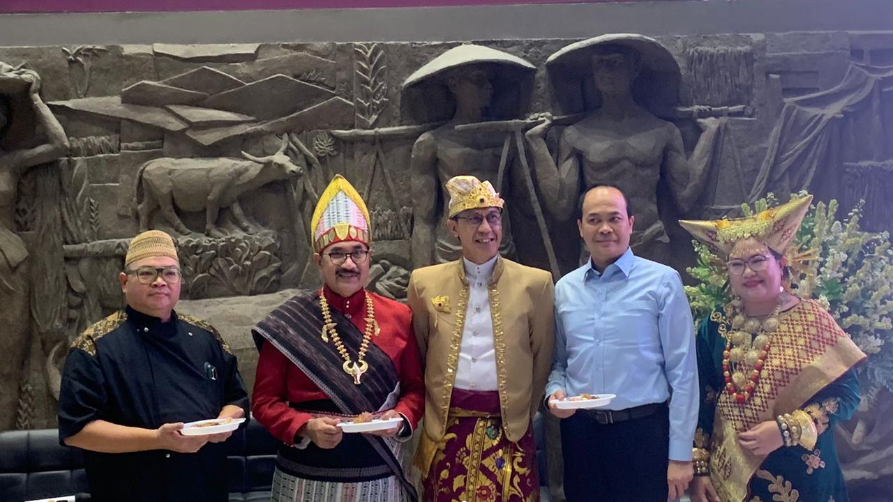 Chef Ragil Wibowo bersama pimpinan Hotel Indonesia Group