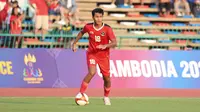 Striker Timnas Indonesia U-22, Titan Agung Fawwazi menguasai bola saat menghadapi Myanmar pada laga kedua Grup A SEA Games 2023 di Olympic Stadium, Phnom Penh, Kamboja, Kamis (4/5/2023). (Bola.com/Abdul Aziz)