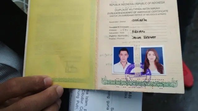 Buku nikah Kris Hatta dengan Hilda Vitria Khan, yang kini jadi pacar Billy Syahputra