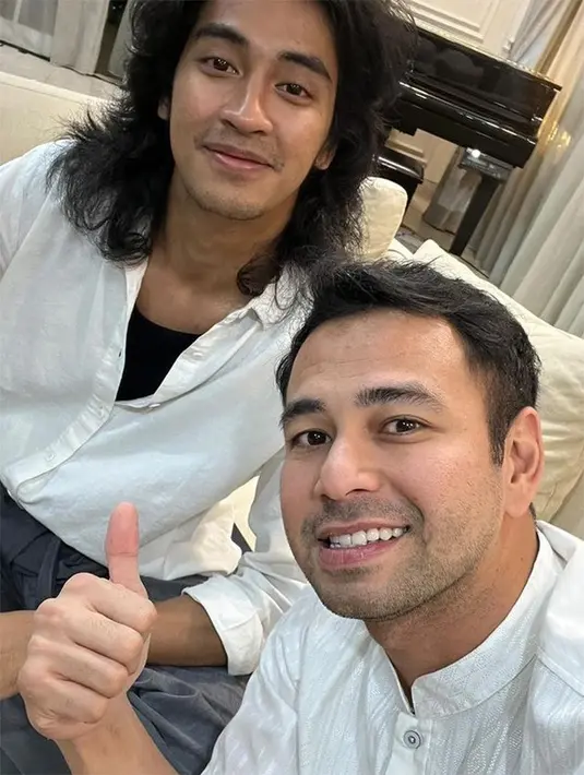 Dalam video singkatnya, tidak hanya Abidzar yang mencoba motor pemberian Raffi Ahmad. Tapi juga Ummi Pipik mencoba mengendarai motor Vespa di depan rumah Raffi dan Nagita. Keduanya tampak lancar mengendarai motor. [Instagram/raffinagita1717]