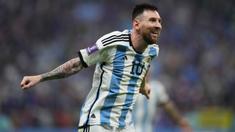 Selain mencetak gol, membuat assist juga menjadi bagian penting bagi seorang pesepak bola untuk berkontribusi menentukan hasil akhir dalam sebuah laga. Kedua elemen tersebut dikenal dengan istilah kontribusi gol. Seperti di Piala Dunia, tercatat ada 5 pesepak bola sepanjang sejarah dengan kontribusi gol terbanyak hingga kini. Mau tahu siapa saja? Ikuti ulasannya berikut ini. (AP Photo/Petr David Josek)