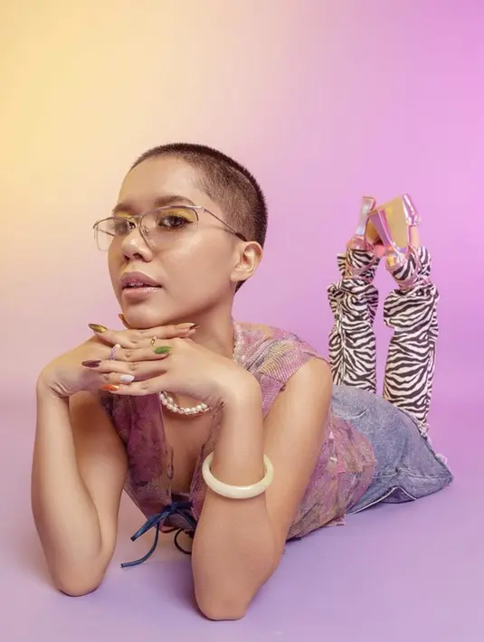Ia hadirkan tampilan yang seru, berani padukan motif animal print dengan gaya fashion terkini. [Foto: Instagram/ Cadburylemonade]