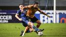 <p>Pemain Persib Bandung, Nick Kuipers (kiri) berusaha merebut bola dari pemain Bhayangkara FC, Henry Matias Mier Codina pada laga lanjutan BRI Liga 1 2022/2023 antara Persib Bandung melawan Bhayangkara FC di Stadion Pakansari, Bogor, Jumat (24/03/2023). (Bola.com/Bagaskara Lazuardi)</p>