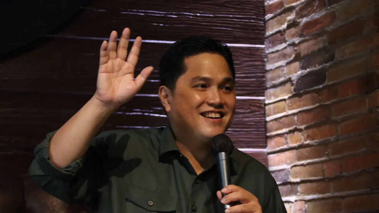 Menteri BUMN Erick Thohir dalam Temu Tawa Comedy Sunday, di Luv! Kitchen & Lounge, Surabaya, Minggu,(16/1/2022).