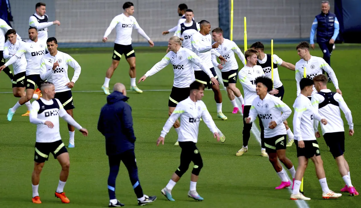 Sejumlah pemain Manchester City melakukan latihan menjelang laga semifinal Liga Champions 2022/2023 melawan Real Madrid di Manchester City training ground, Manchester, Inggris, Rabu (16/05/2023) waktu setempat. (AP Photo/PA/Martin Rickett)