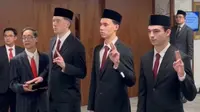 Ole Romeny, Dion Markx, dan Tim Geypens menjadi WNI usai mengambil sumpah di London, Sabtu (8/2/2025). (Istimewa)