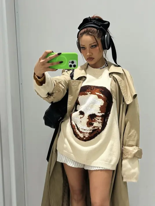 Bahkan dengan tampilannya yang begitu eklektik, ia berhasil hadirkan personal style yang tidak membosankan.  [Foto: Instagram/ Yoon Ambush]