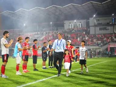 Guard of honor diberikan pemain dan ofisial Bali United kepada Stefano Cugurra usai pertandingan menghadapi Madura United di Stadion Kapten I Wayan Dipta pada Sabtu malam (17/5/2025). (Bola.com/Alit Binawan)