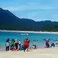 Liburan tahun bary di Pantai Lampuuk, Aceh Besar. 