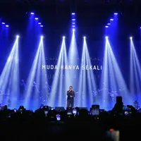 Tepat pukul 8 malam, Tulus naik panggung dan membuat suasana semarak. Ia disambut dengan begitu meriah oleh 13 ribu penonton yang sudah menanti. [Adrian Putra/Fimela.com]