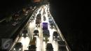 Kemacetan panjang terjadi di ruas Tol JORR jalur dari arah Ulujami menuju Jati Asih dan Cikunir karena kondisi jalan yang rusak, Jakarta, senin (29/2) malam. Kerusakan tersebut tepatnya berada di terowongan Pasar Rebo. (Liputan6.com/Herman Zakharia)