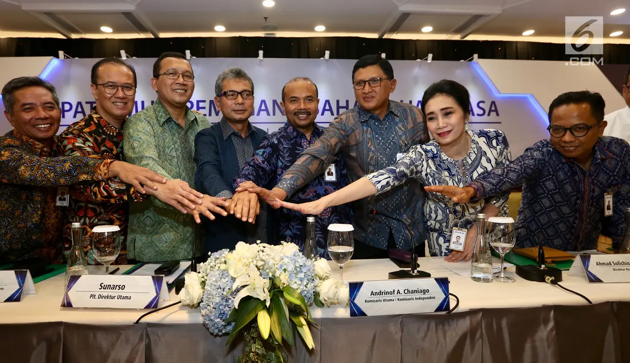 Direktur Utama Bank BRI Sunarso (empat kiri) foto bersama jajaran direksi usai Rapat Umum Pemegang Saham Luar Biasa (RUPSLB) di Jakarta, Senin (2/9/2019). Kinerja BRI hingga akhir semeste I Tahun 2019 tumbuh positif dari sisi profitabilitas dengan laba bersih Rp 16,6 T. (Liputan6.com/Angga Yuniar)