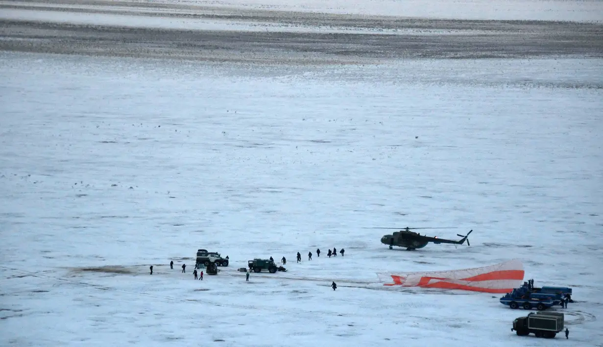 Badan Antariksa Rusia mendekati kapsul ruang angkasa Soyuz MS-06 yang mendarat di Kazakh, Zhezkazgan, Kazakhstan, Rabu (28/2). Tiga astronot NASA berhasil kembali dari Stasiun Internasional Luar Angkasa. (Foto Alexander Nemenov/Pool Photo via AP)