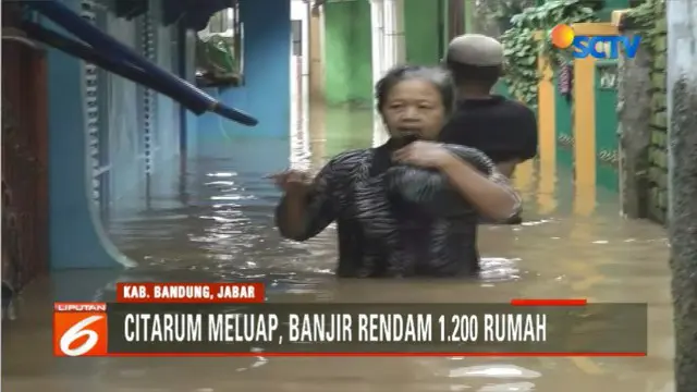 Banjir kembali mengganggu aktivitas warga karena akses jalan menuju perkampungan terputus dan tak bisa dilalui kendaraan.