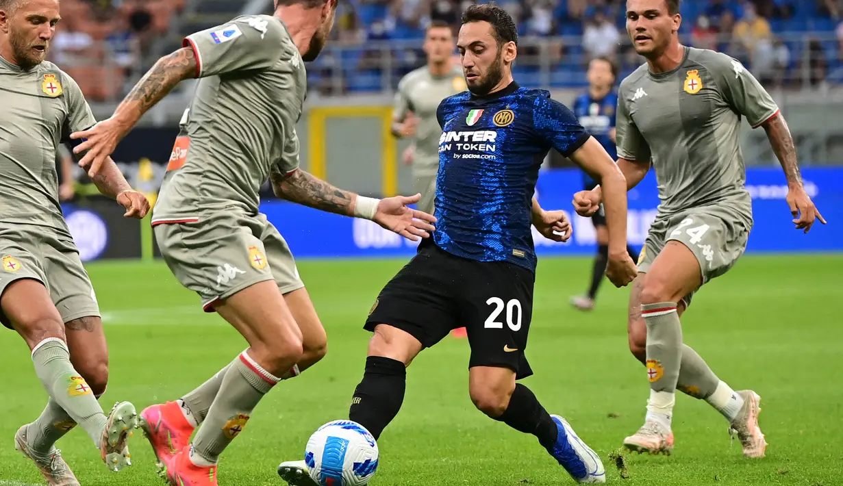 Permainan tak terlalu banyak berubah di awal babak kedua. La Beneamata sempat menambah keunggulan melalui Calhanoglu di menit ke-55, sayangnya gol tersebut dianulir setalah Perisic terjebak offside sebelum memberikan umpan ke Hakan Calhanoglu. (Foto: AFP/Miguel Medina)