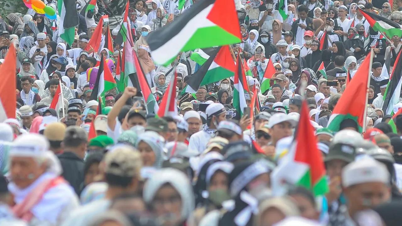 Tampak ribuan warga memadati jalan raya di kawasan GDC, Depok.<br><br>Teriakan takbir pun menggema saat aksi solidaritas dan bela Palestina.