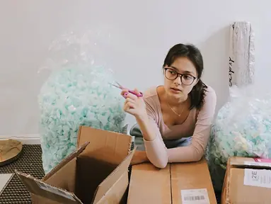 Bagi pecinta film, siapa yang tidak kenal Salma Alvira. Karakter yang diperanka oleh Amanda Rawles dalam film Dear Nathan yang beradu akting dengan Jefri Nichol. Keduanya pun serasa jadi pasangan serasi yang memang pas dalam perankan kedua karakter tersebut. (Liputan6.com/IG/@amandarawles)