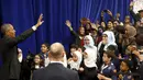 Presiden AS, Barack Obama melambaikan tangan ke sejumlah siswa usai memberikan sambutan saat kunjungannya ke masjid Islamic Society of Baltimore, Catonsville, Maryland, Rabu (3/2/2016). (REUTERS/Jonathan Ernst)