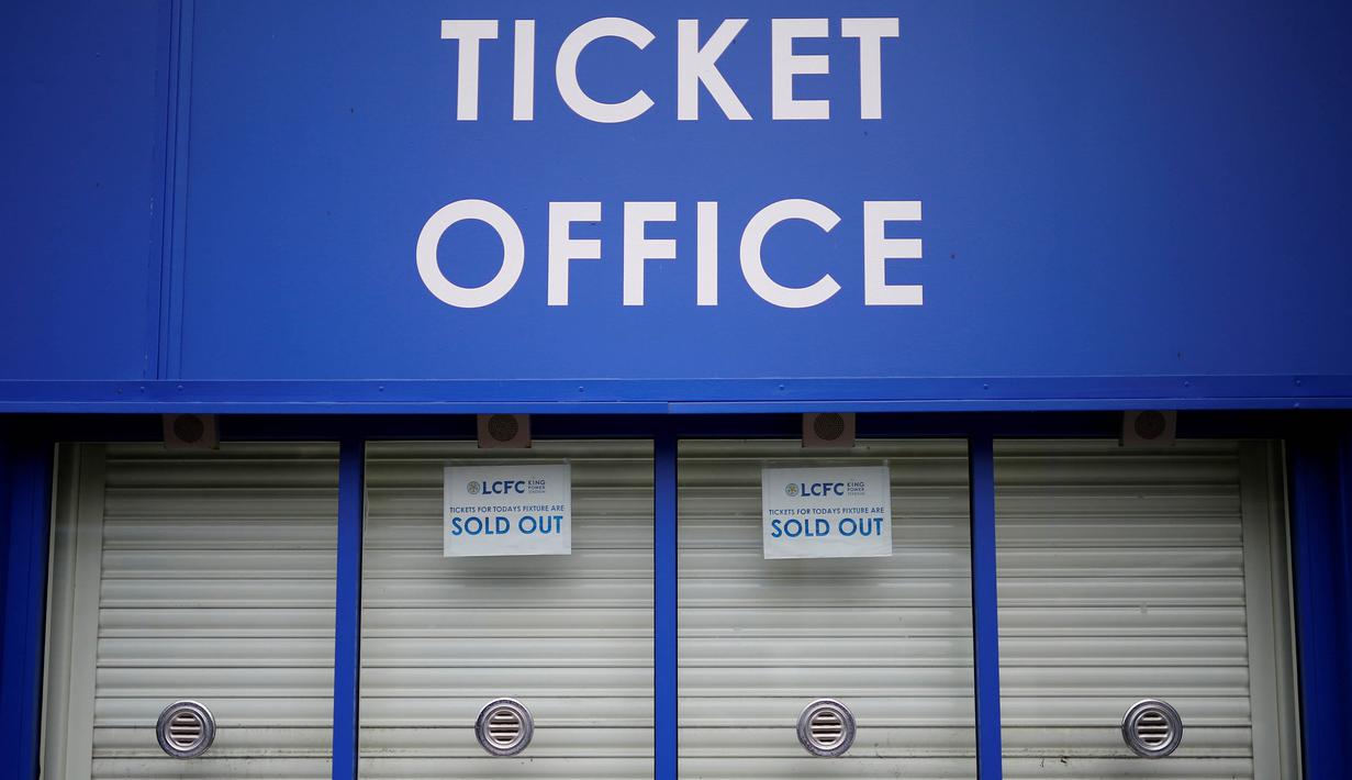 Loket tiket dengan tanda sold out untuk pertandingan Leicester City di Stadion King Power, Leicester, (24/4/2016). Leicester City meraih titel juara Liga Inggris ssetelah pesaingnya Tottenham Hotspur imbang 2-2 lawan Chelsea. (Reuters/Darren Staples)