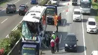 Kecelakaan di Tol Cipularang KM 73.400 melibatkan bus Primajasa, truk, dan minibus. Satu orang tewas adalah kernet bus (Liputan6.com/Abramena)