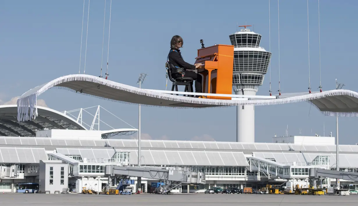 Ini merupakan konser yang keempat 'Orange Piano Tour' di berbagai tempat di seluruh dunia, Rabu (23/7/14). (REUTERS/Lukas Barth)  