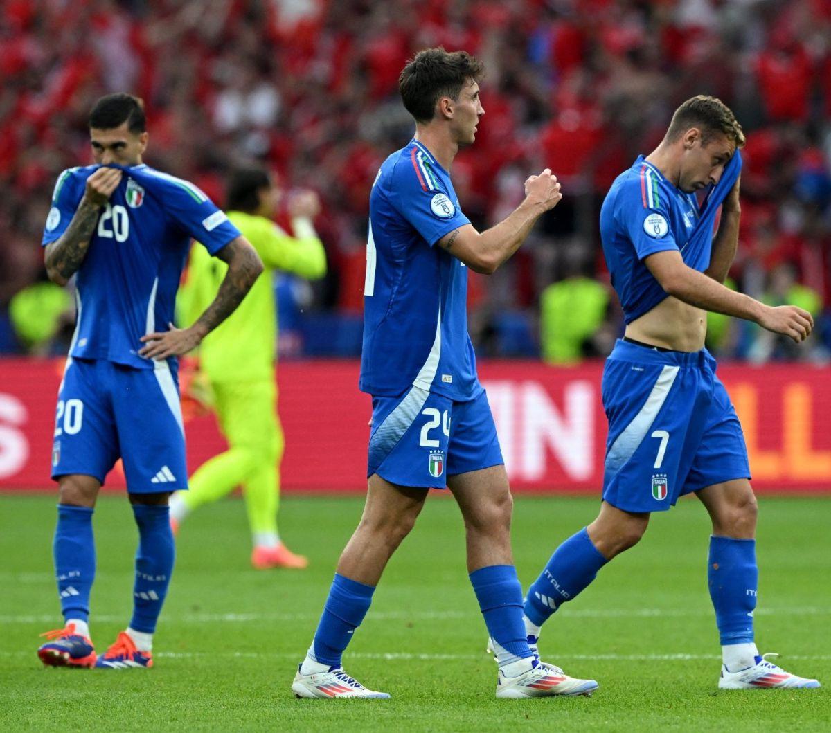 Sejumlah pemain Timnas Italia tertunduk lesu setelah menelan kekalahan menyakitkan dari Timnas Swiss dalam babak 16 besar Euro 2024 di&nbsp;Olympiastadion, Berlin, Jerman, Sabtu (29/6/2024). Kekalahan ini dengan skor 0-2 ini membuat sang juara bertahan ha