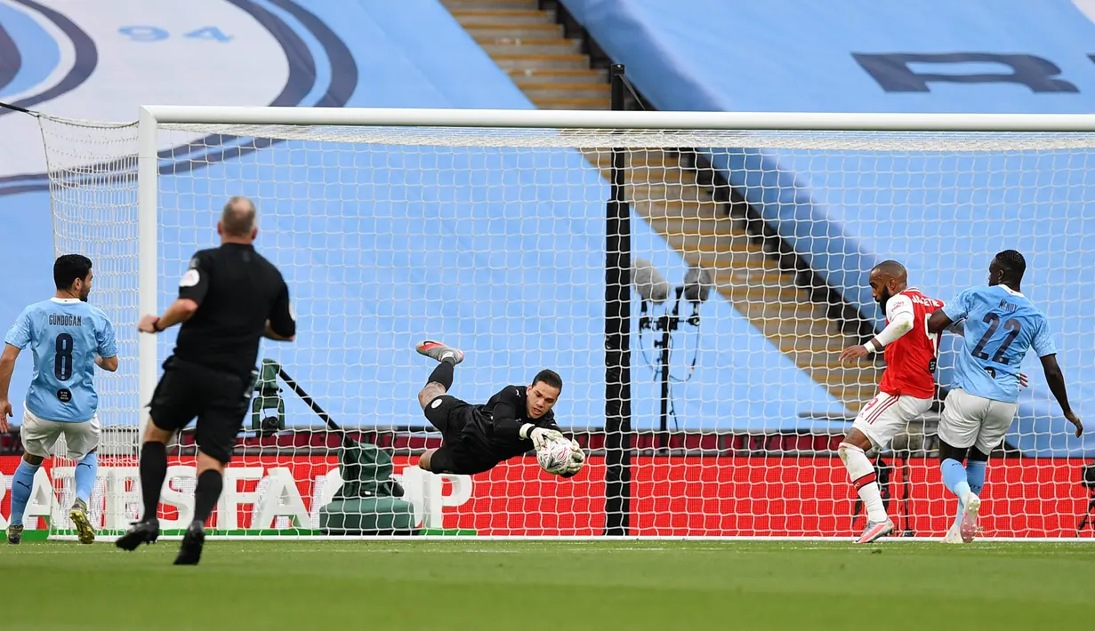 Kiper Manchester City, Ederson berusaha menangkap bola saat bertanding melawan Arsenal pada pertandingan semifinal Piala FA di Wembley di London (18/7/2020). Arsenal menang 2-0 atas City.  (AP Photo/Justin Tallis, Pool)