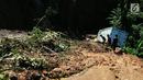 Sebuah truk terjebak longsor di ruas Ciwidey-Cidaun, Kabupaten Cianjur, Jawa Barat (27/4). Terdapat tiga titik lokasi longsor, yaitu di Kampung Cipandak, Desa Wangun Jaya, Kecamatan Naringgul, Kabupaten Cianjur. (Liputan6.com/Ahmad Sudarno)