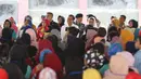 Presiden Joko Widodo bersama Ibu Negara Iriana menemui ibu-ibu penerima program Membina Keluarga Sejahtera (Mekaar) di Garut, Jawa Barat, Jumat (18/1). Penerima program Mekaar di Kabupaten Garut sudah mencapai 87.000 orang. (Liputan6.com/Angga Yuniar)