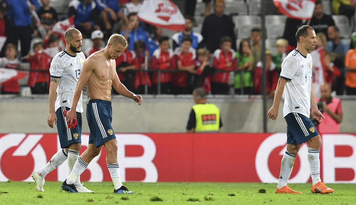 Para pemain Rusia tertunduk lesu usai takluk dari Austria pada laga uji coba di Tivoli Stadium, Innsbruck, Austria, (30/5/2018). Austria menang atas Rusia 1-0. (AP/Kerstin Joensson)
