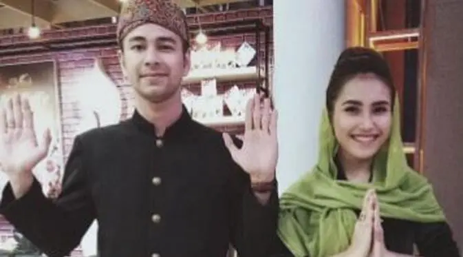 Ayu Ting Ting dan Raffi Ahmad berpose seperti Abang dan None Jakarta. (Instagram @raffinagita1717)