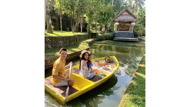 6 Potret Romantis Titi Kamal dan Christian Sugiono Saat Liburan