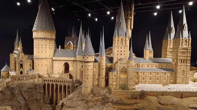 Kastil Hogwarts ini dibangun dengan sangat detail