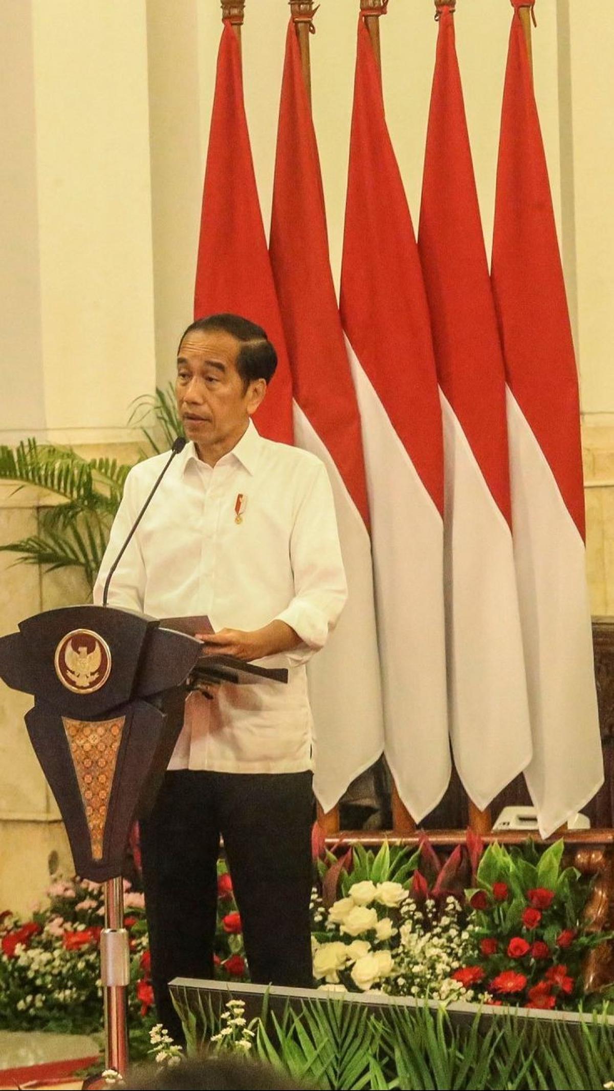 Presiden Joko Widodo saat menyampaikan pengarahan dalam Sidang Kabinet Paripurna di Istana Negara, Jakarta, Senin (26/2/2024).