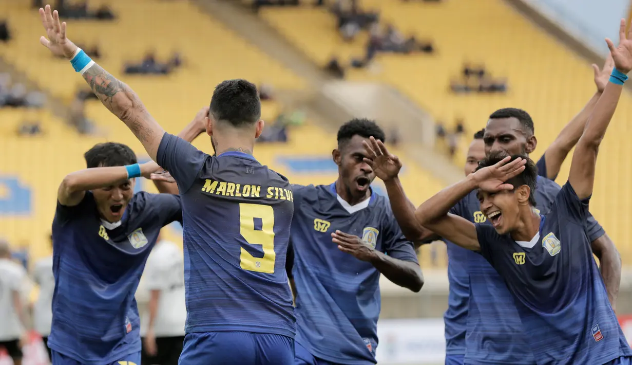 Para pemain Persiba merayakan gol yang dicetak Marlon Da Silva ke gawang Persela pada laga Piala Presiden 2017 di Stadion Si Jalak Harupat, Jawa Barat, Senin (6/2/2017). Persiba menang 1-0 atas Persela. (Bola.com/Peksi Cahyo)
