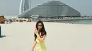 Felicya Angelista sedang berlibur di Dubai. Gayanya kali ini sontak menarik perhatian para fans yang kagum akan bentuk tubuhnya yang dipamerkan lewat outfitnya. [Foto: Instagram/felicyangelista_]