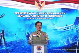 Plt. Kepala Pusat Data, Informasi, dan Komunikasi Kebencanaan BNPB Berton SP Panjaitan dalam konferensi pers penanganan gempa NTT, Selasa (8/9/2026). (Liputan6.com/Devira Prastiwi)