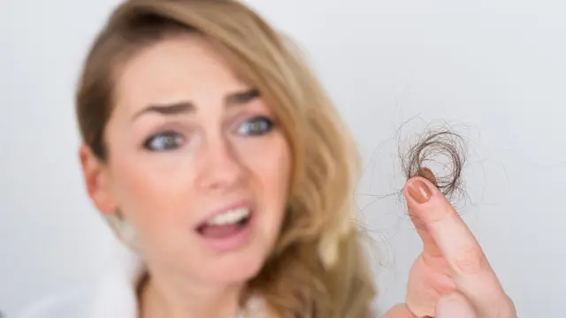 5 Kebiasaan yang Bikin Rambut Rontok
