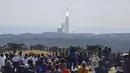 Pengunjung menyaksikan peluncuran roket "H3" generasi berikutnya Jepang, yang membawa satelit optik canggih "Daichi 3", di Tanegashima Space Center di Kagoshima, Jepang barat daya, Selasa (7/3/2023). H3 adalah kendaraan peluncuran untuk satelit observasi, dan roket tersebut telah diperdebatkan sebagai kemungkinan pesaing SpaceX's Falcon 9. (Photo by JIJI Press / AFP)