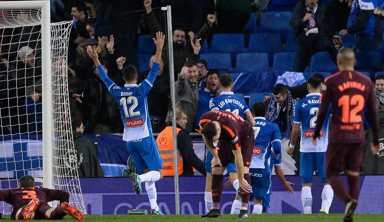 Pemain Espanyol merayakan gol ke gawang Barcelona pada laga leg pertama perempatfinal Copa del Rey di Stadion RCDE, Kamis (18/1). Barcelona menelan kekalahan pertama pada musim 2017-2018 dengan skor 0-1 atas rival sekotanya Espanyol. (Josep LAGO / AFP)