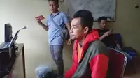 Enung alias Hadin, penjahat spesialis pencuri kotak amal di masjid, akhirnya dilumpuhkan jajaran Kepolisian Resort, Garut, Jawa Barat,dini hari tadi. (Liputan6.com/Jayadi Supriadin)