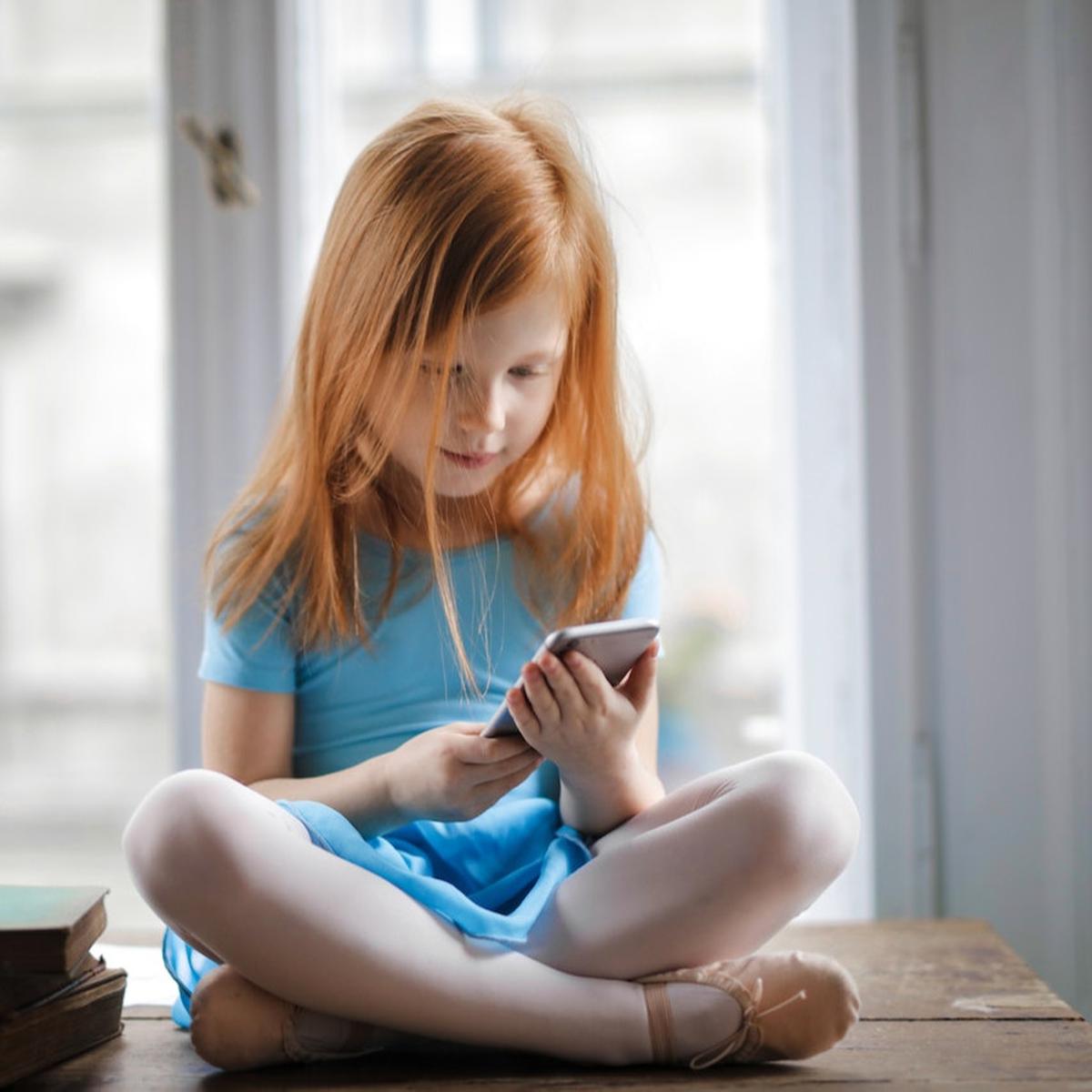 Ilustrasi Anak Menggunakan Gadget