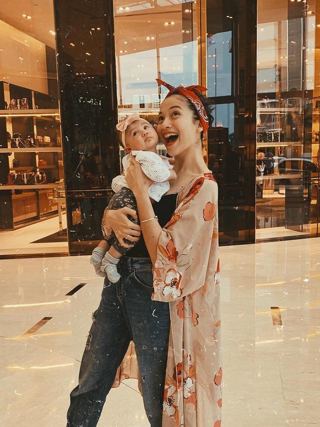 6 Momen Manis Quality Time Putri Marino dan Surinala, Bikin Gemas (sumber: instagram@putrimarino)