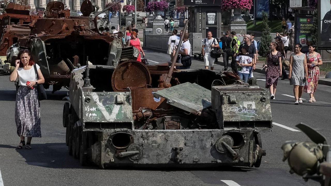 Antusiasme warga Kiev saat melihat-lihat kendaraan militer Rusia yang hancur dipajang jelang Hari Kemerdekaan Ukraina ke 32 tahun.