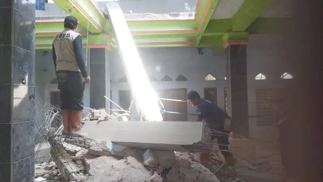 Sejumlah bangunan di Kota Sukabumi rusak diterjang hujan deras disertai angin kencang, pada Minggu (25/1/2026).