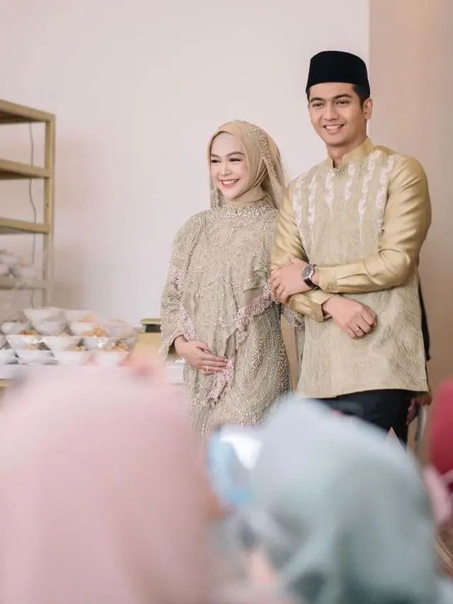 11 Potret Gaya Busana Ria Ricis di Pengajian 4 Bulan Kehamilan, Aura Cantik Bumil Kian Terpancar