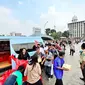 Seorang pengusaha batubara bernama David Febrian berbagi makanan gratis saat Jumat berkah (26/7/2024) di halaman Masjid Istiqlal, Jakarta Pusat. (Ist)