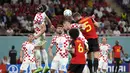 Bek Belgia, Jan Vertonghen melakukan sundulan saat mencoba mencetak gol ke gawang Kroasia pada pertandingan grup F Piala Dunia 2022 di Stadion Ahmad Bin Ali di Al Rayyan, Qatar, Kamis (1/12/2022). Hasil imbang ini membuat Kroasia finis posisi kedua dan lolos ke babak 16 besar bersama Maroko. (AP Photo/Ricardo Mazalan)