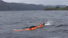 Robot pengintai cerdas bernama Munin saat mengeksplorasi danau Loch Ness di Skotlandia, Rabu (13/4). Robot ini nantinya akan menyelami daerah danau untuk menemukan mahluk mitos Skotlandia yang katanya tinggal di danau tersebut.(REUTERS / Russell Cheyne) 